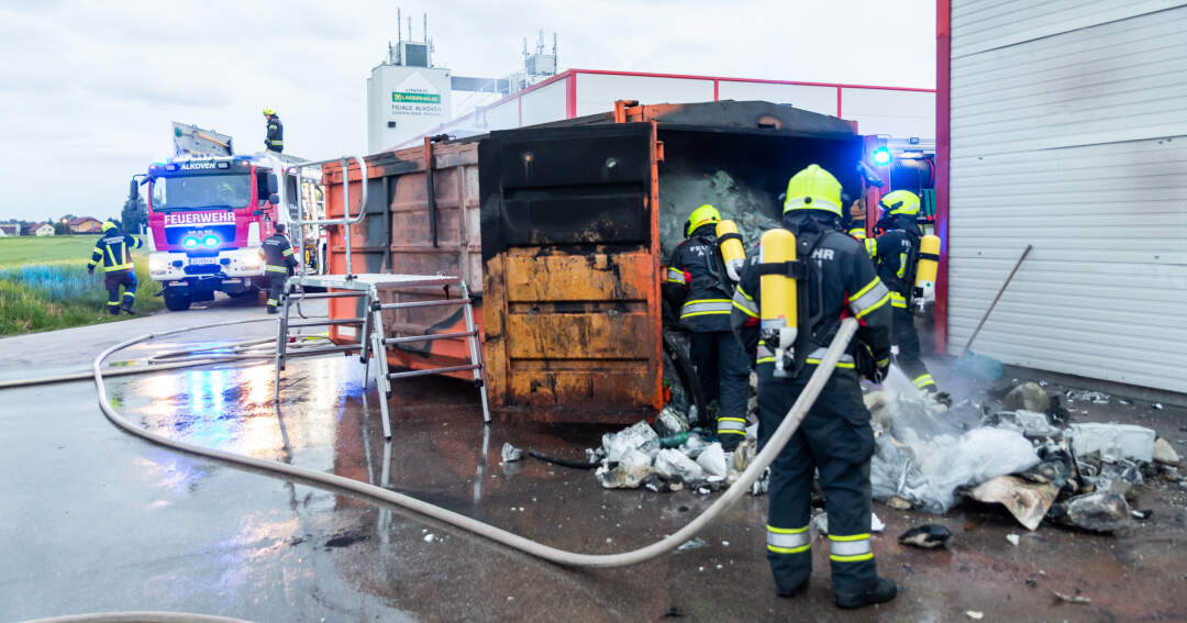 Vollbrand eines Abfallcontainers in Alkoven