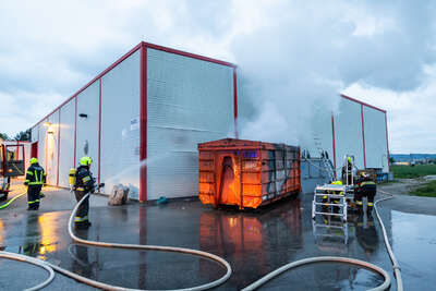 Vollbrand eines Abfallcontainers in Alkoven AB1_5285_AB-Photo.jpg