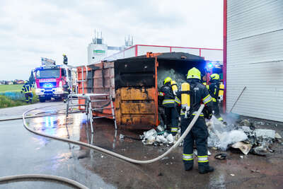 Vollbrand eines Abfallcontainers in Alkoven AB1_5317_AB-Photo.jpg