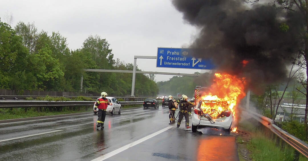 Auto geriet auf Mühlkreisautobahn (A7) in Vollbrand