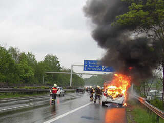 Auto geriet auf Mühlkreisautobahn (A7) in Vollbrand e1kl.jpg