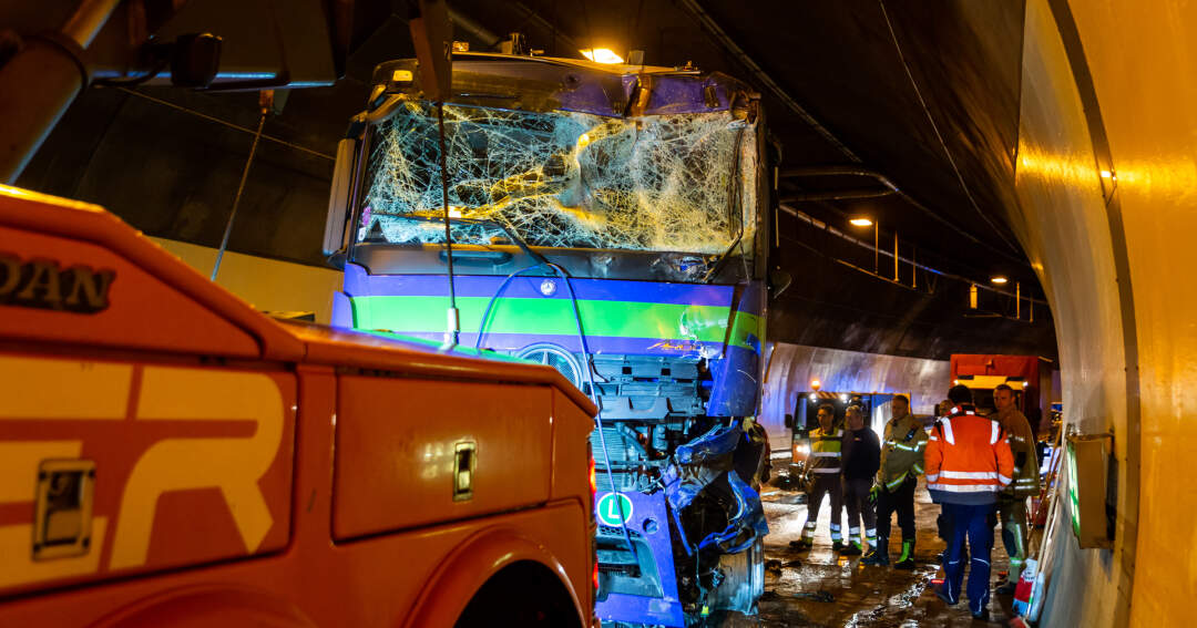 Unfall mit zwei LKW im Monalisa Tunnel
