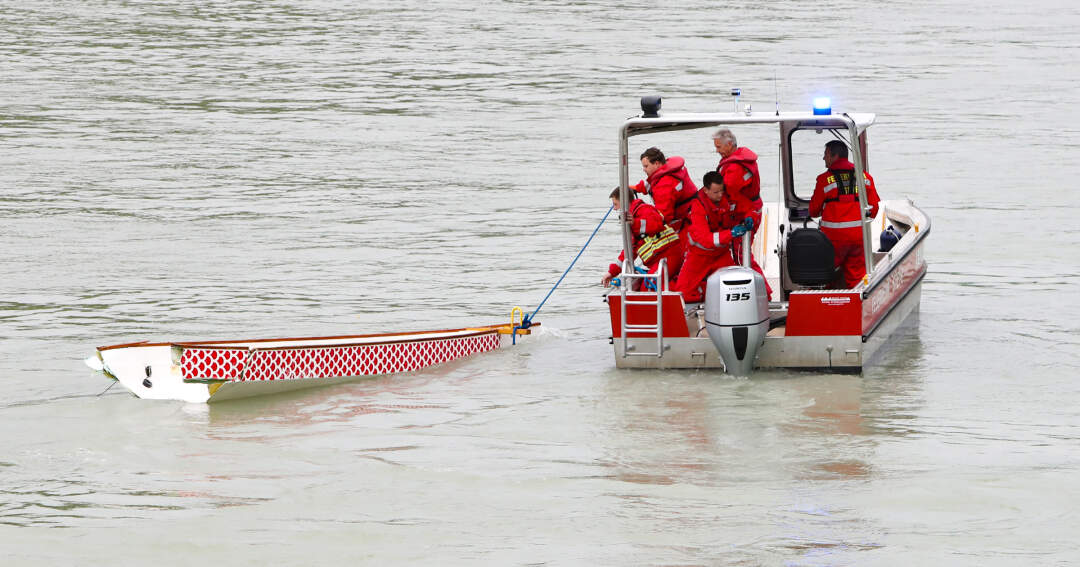 Drachenboot krachte gegen Brückenpfeiler - 13 Personen gerettet