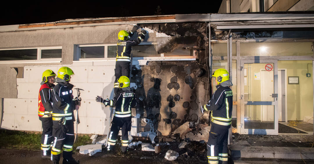Papiercontainer geriet in Schulhof in Brand