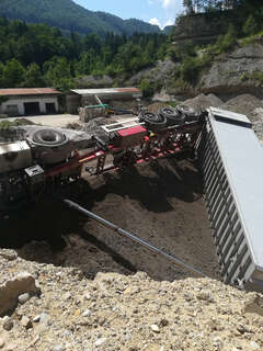 Lastwagen stürzte über eine Böschung E190601942_01.jpg