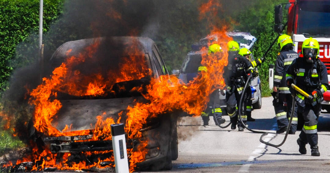 Titelbild: Pkw geriet während der Fahrt in Brand