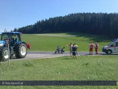 Motorrad kracht beim Überholvorgang gegen Traktor. motorrad_gegen_traktor_011.jpg