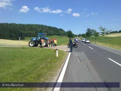 Motorrad kracht beim Überholvorgang gegen Traktor. motorrad_gegen_traktor_018.jpg