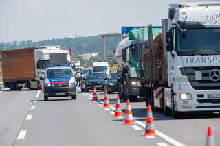 Auffahrunfall zwischen zwei LKW sorgt für Totalsperre der A1 Richtung Salzburg foke_20190624_120034.jpg