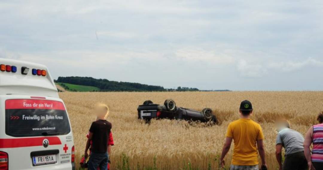 Titelbild: Auto landet nach mehrfachem Überschlag in Getreidefeld