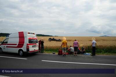 Auto landet nach mehrfachem Überschlag in Getreidefeld verkehrsunfall-b123_003.jpg
