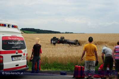 Auto landet nach mehrfachem Überschlag in Getreidefeld verkehrsunfall-b123_004.jpg