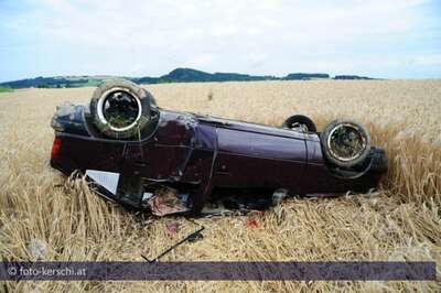 Auto landet nach mehrfachem Überschlag in Getreidefeld verkehrsunfall-b123_009.jpg