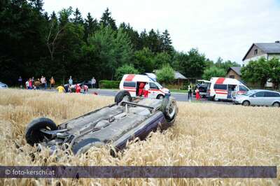 Auto landet nach mehrfachem Überschlag in Getreidefeld verkehrsunfall-b123_012.jpg