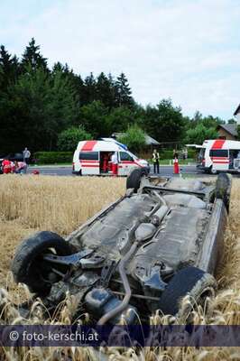 Auto landet nach mehrfachem Überschlag in Getreidefeld verkehrsunfall-b123_013.jpg
