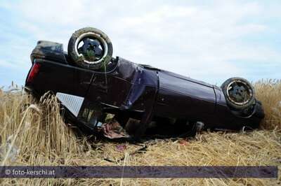 Auto landet nach mehrfachem Überschlag in Getreidefeld verkehrsunfall-b123_014.jpg