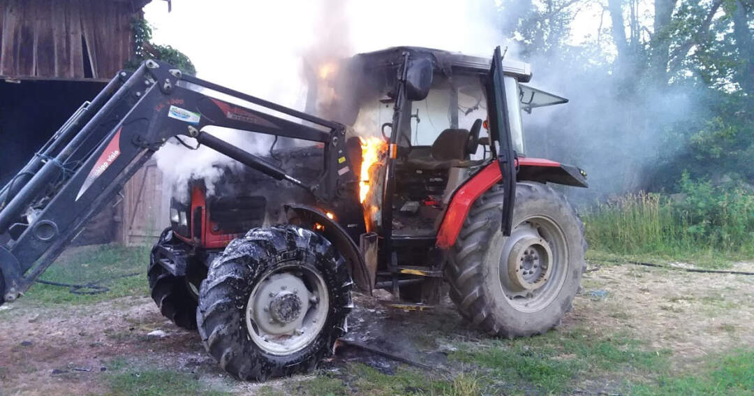Titelbild: Traktor neben Scheune in Vollbrand – Löschversuch durch Passanten