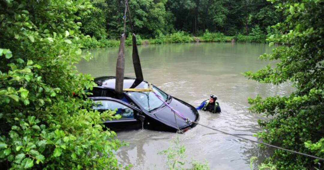 Titelbild: Führerscheinneuling mit Auto im Teich gelandet