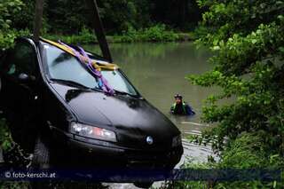 Führerscheinneuling mit Auto im Teich gelandet autoimteich_033.jpg
