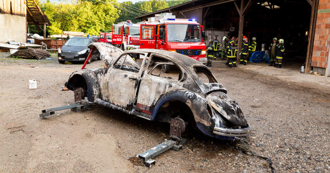 Titelbild: VW Käfer in Prambachkirchen ausgebrannt