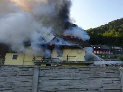 Bewohner retteten sich aus brennendem Haus E190702656_01.jpeg