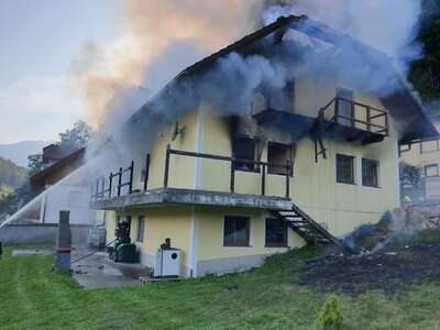 Bewohner retteten sich aus brennendem Haus E190702656_02.jpeg