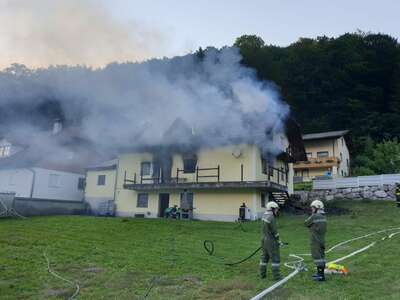 Bewohner retteten sich aus brennendem Haus E190702656_03.jpeg