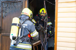 Brand eines als Gartenhütte genutzten Containers in Alkoven BAYER_AB1_5452.jpg