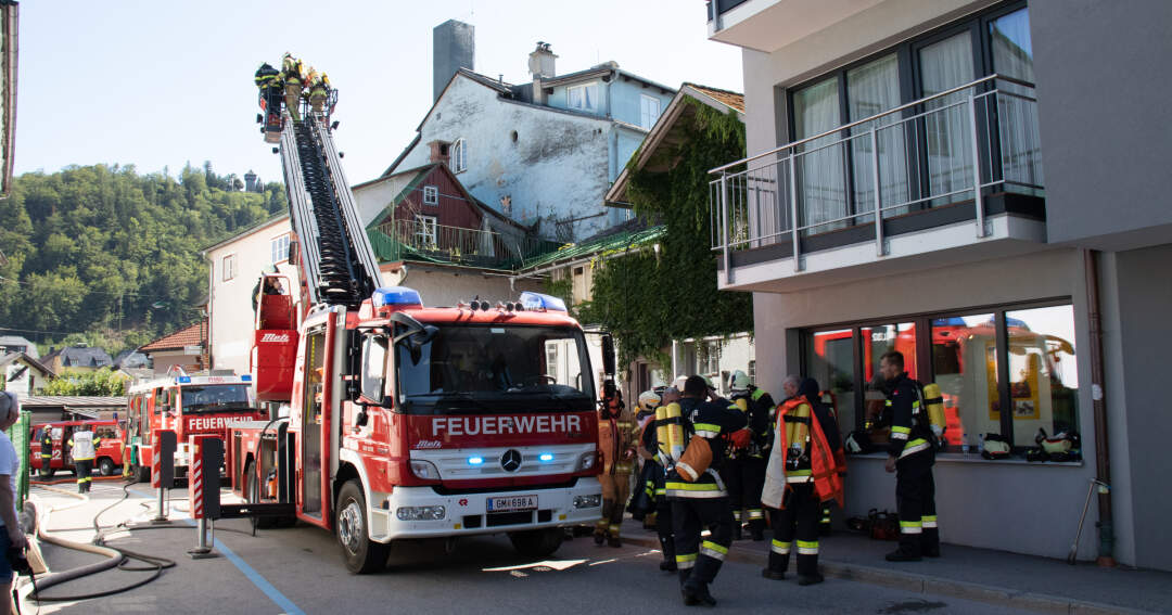 Titelbild: Großeinsatz der Ischler Feuerwehren bei Dachstuhlbrand