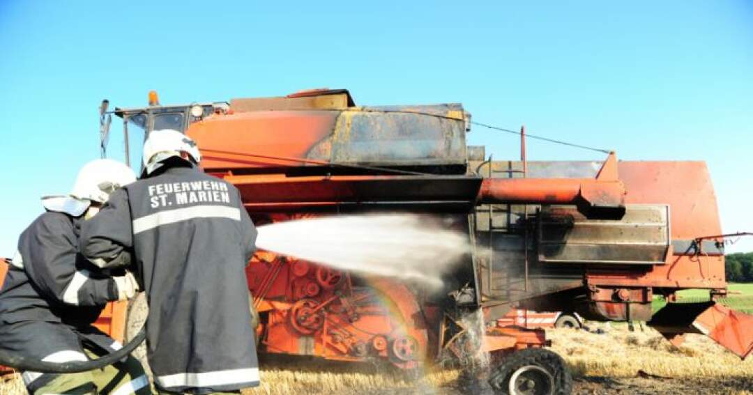 Mähdrescher bei Erntearbeit in Flammen aufgegangen