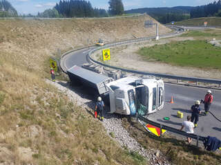 Lastwagen auf S10 Ausfahrt umgestürzt E190800448_03.jpeg