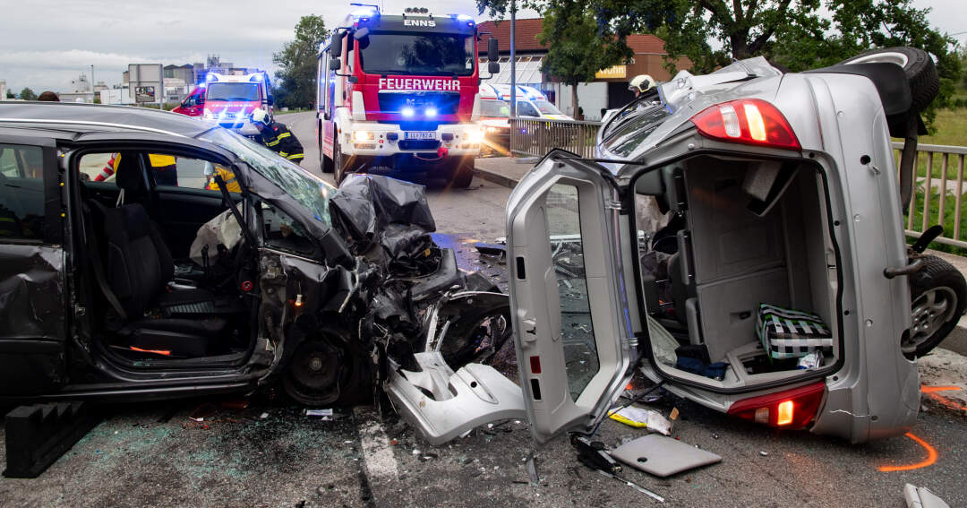Schwerer Verkehrsunfall mit 6 Verletzten in Enns