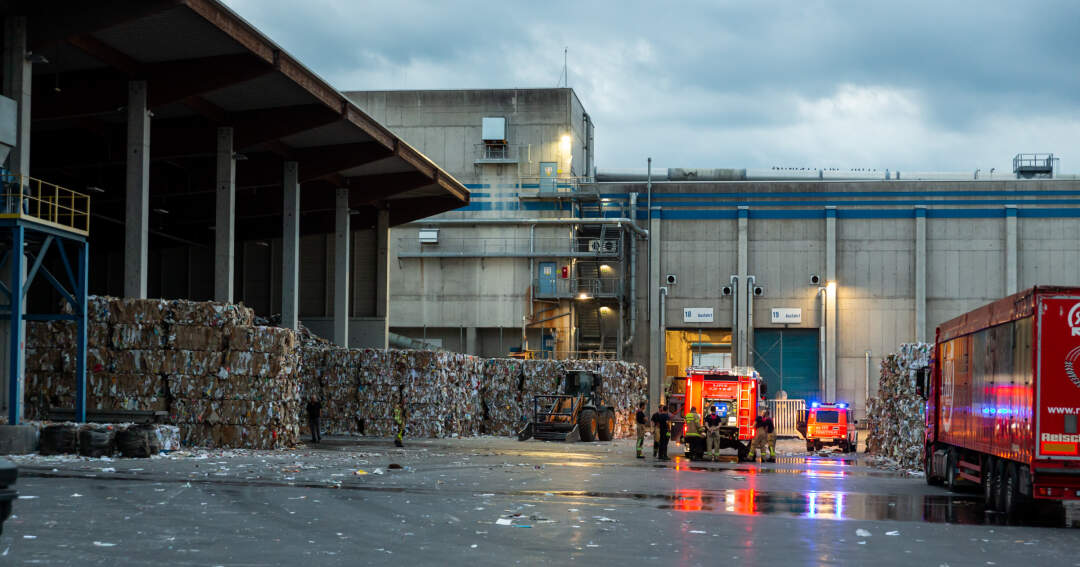 Titelbild: Brand in Linzer Entsorgungsunternehmen