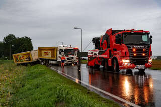 Lastwagen fuhr geradeaus über Kreisverkehr - Lenker verletzt FOKE_2019082106414910_053.jpg