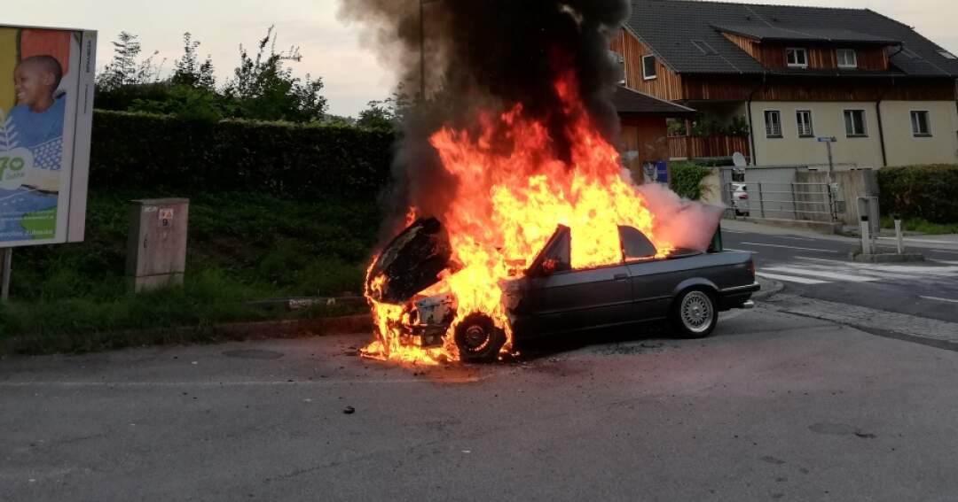 Titelbild: Fahrzeugbrand in den Abendstunden