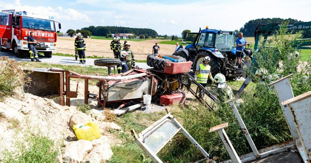 Landwirt mit Traktor umgestürzt