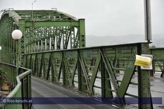 Linzer Eisenbahnbrücke für drei Tage gesperrt eisenbahnbruecke-gesperrt-009.jpg