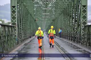 Linzer Eisenbahnbrücke für drei Tage gesperrt eisenbahnbruecke-gesperrt-013.jpg