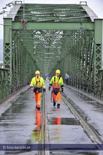 Linzer Eisenbahnbrücke für drei Tage gesperrt eisenbahnbruecke-gesperrt-014.jpg