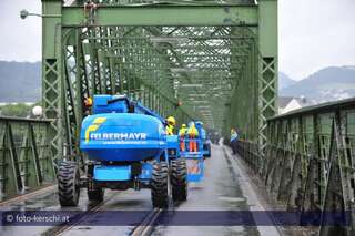 Linzer Eisenbahnbrücke für drei Tage gesperrt eisenbahnbruecke-gesperrt-016.jpg