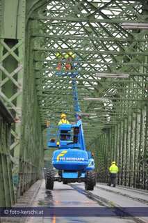 Linzer Eisenbahnbrücke für drei Tage gesperrt eisenbahnbruecke-gesperrt-018.jpg