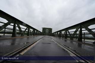 Linzer Eisenbahnbrücke für drei Tage gesperrt eisenbahnbruecke-gesperrt-021.jpg