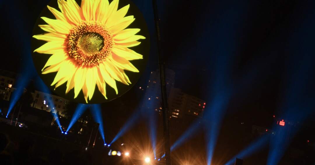 Titelbild: Sonnenblume strahlte bei Visualisierten Klangwolke über Linz