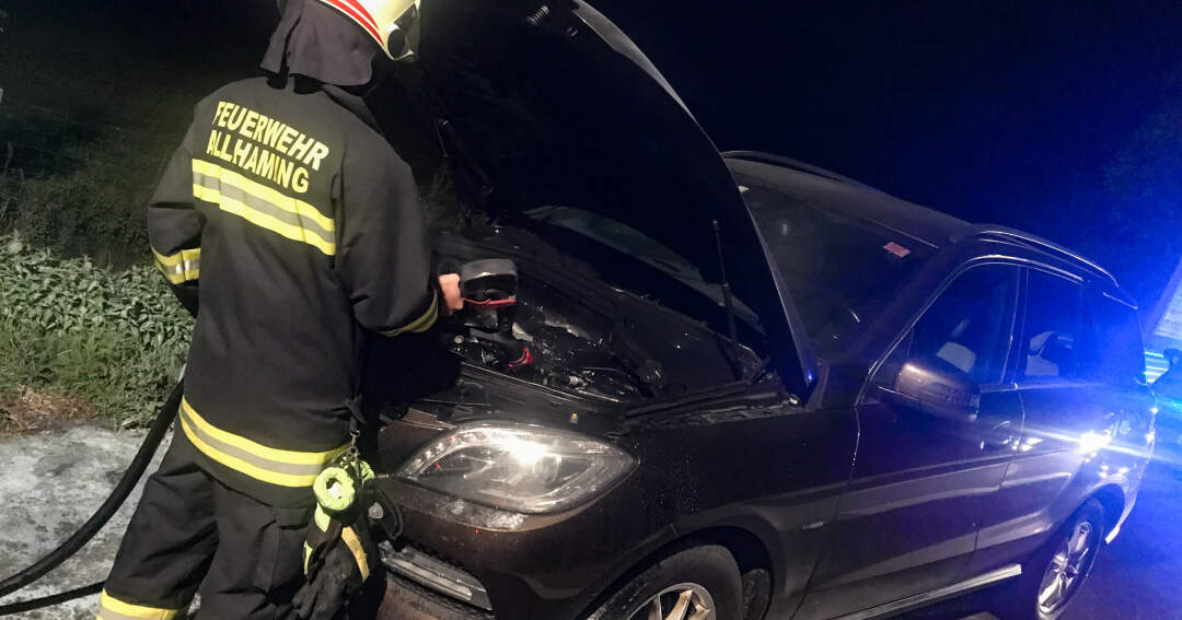 Polizist löscht Entstehungsbrand an einem Auto