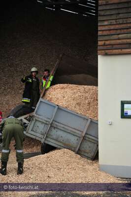 Tragischer Unfall: Arbeiter zwischen Mauer und Kipper eingeklemmt arbeitsunfall-042.jpg