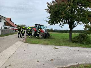 Lenker kam mit Traktor von Straße ab 447825859_39532.jpg