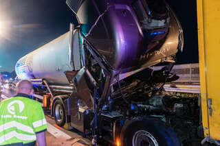 Schwerer Verkehrsunfall mit mehreren LKW auf der A25 FOKE_2019100119272853_022.jpg