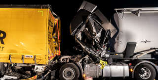 Schwerer Verkehrsunfall mit mehreren LKW auf der A25 FOKE_2019100119352871_037.jpg