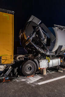 Schwerer Verkehrsunfall mit mehreren LKW auf der A25 FOKE_2019100119362877_042.jpg