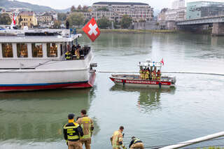 Betriebsmittelaustritt eines Schiffes auf Donau in Linz BAYER_AB1_6286-Bearbeitet.jpg